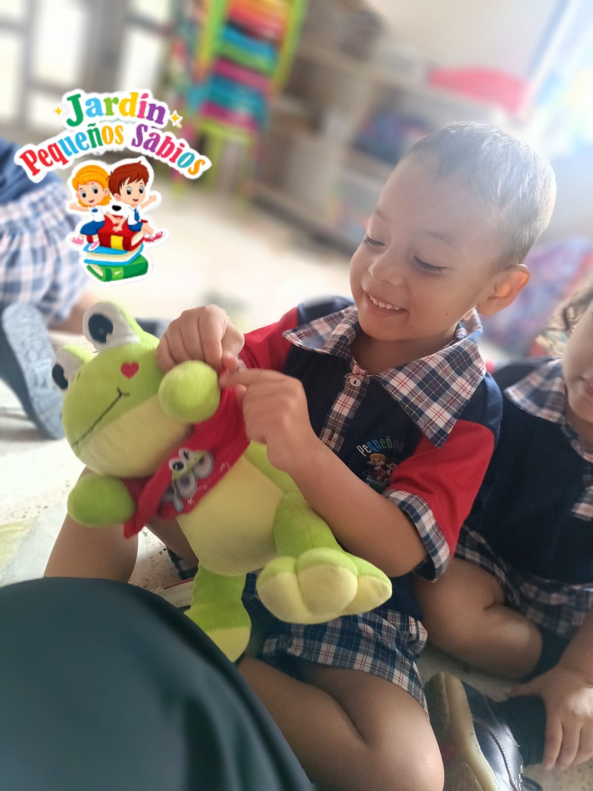 Niño sonriente jugando con peluche en el Jardín Pequeños Sabios