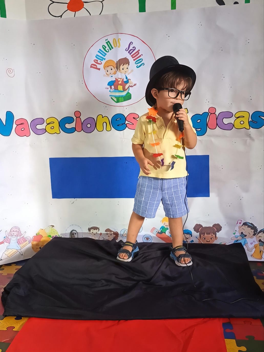 Niño en presentación artística del evento Vacaciones Mágicas