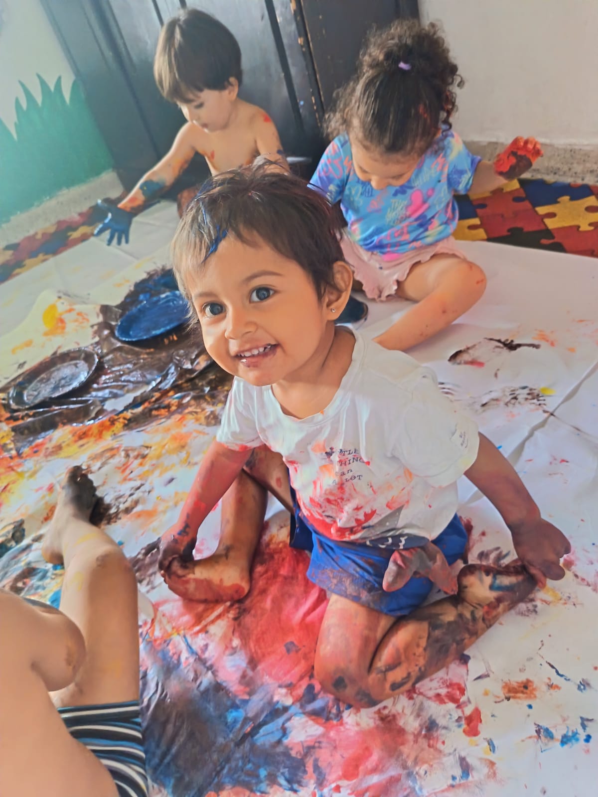 Niños disfrutando de taller de pintura con las manos