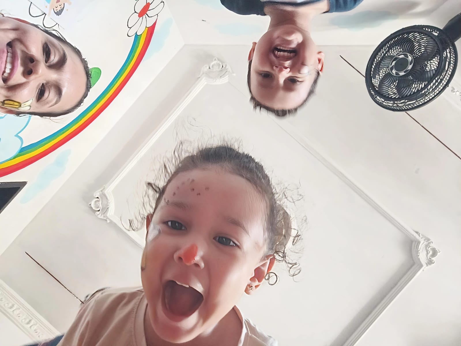 Familia compartiendo momento divertido con su bebé