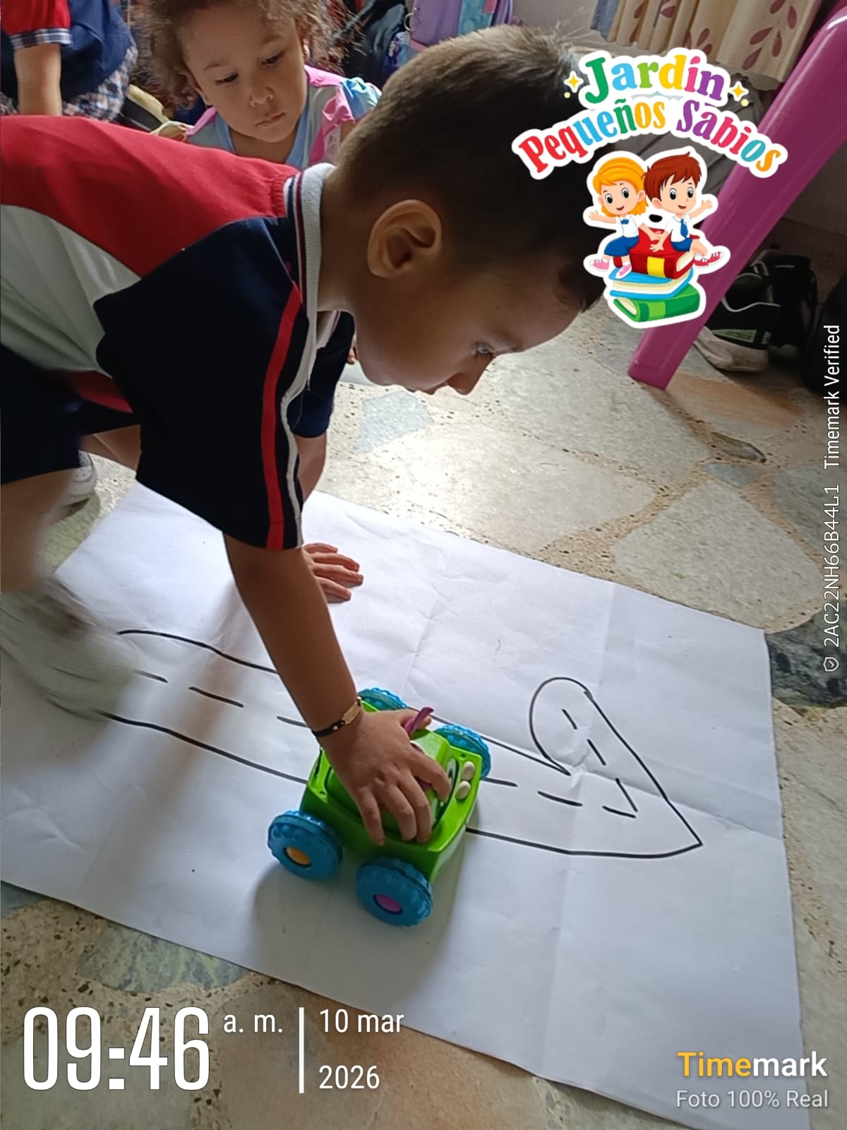 Niño concentrado desarrollando motricidad fina con actividad de trazo