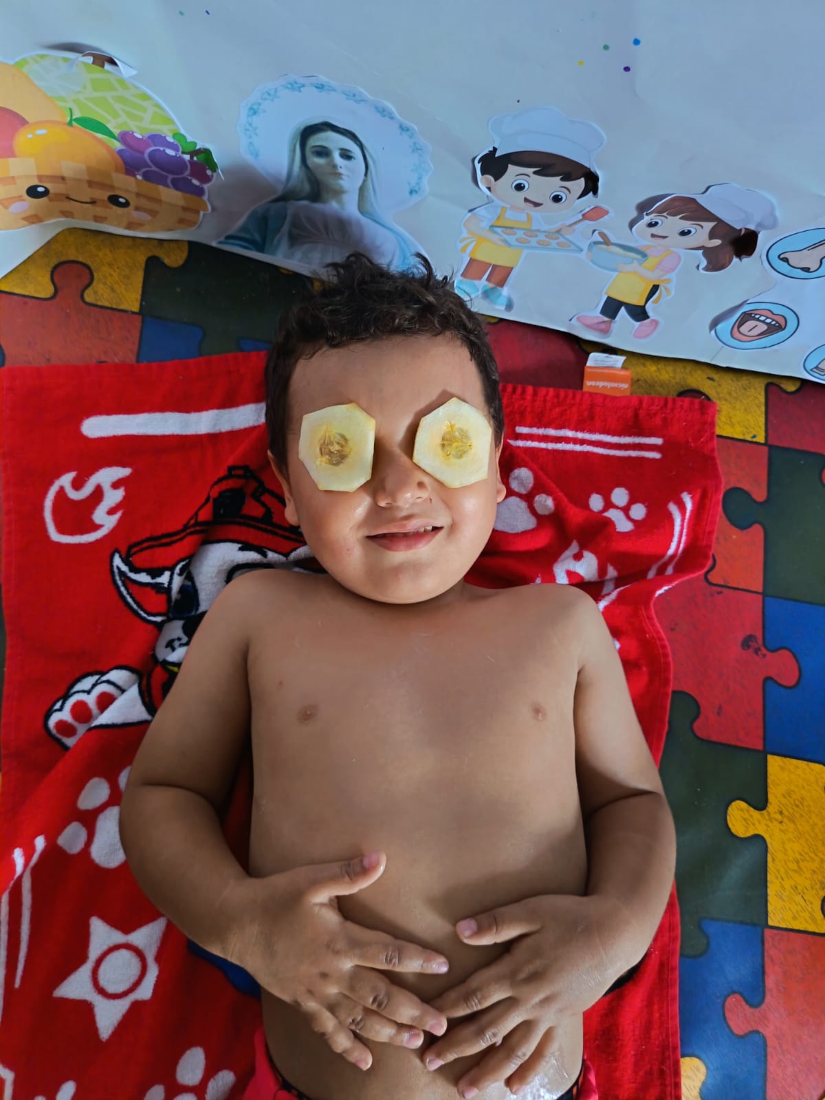 Niño sonriente disfrutando de actividad sensorial relajante