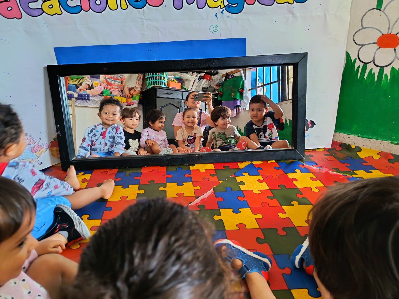 Grupo de niños participando en actividad dirigida por profesional